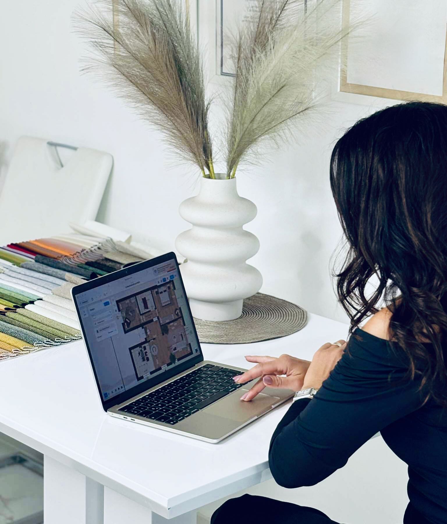 Kormos Erika lakberendező alaprajzot tervez laptopon – ERIVORA HOME tervezési folyamat